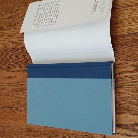 Autographed Mary Higgens Clark Book Death Wears A Beauty Mask - Picture 5 of 7